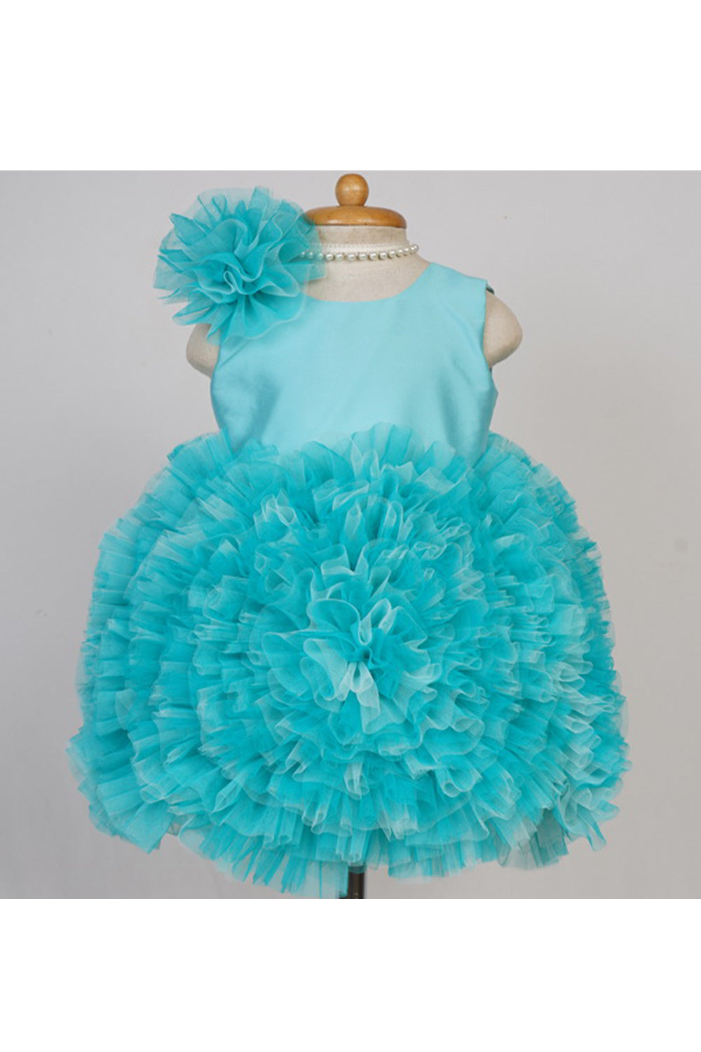 Shop from Stylemylo's latest party dresses for baby girls online. Partywear kids dresses is available for New born to 10Y